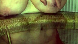 Ogromne cycki babci 34JJ podskakują przy dzikim orgazmie, tłusta bryła drży z rozkoszy.