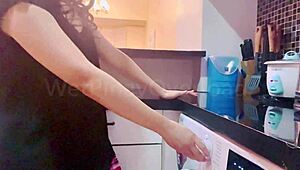 POV av våt pinay i skoleuniform som vasker seg etter videoopptak