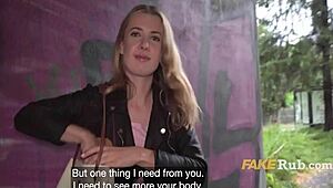 Sladká blondýna ze Slovenska ukazuje kundičku na ulici za prachy v veřejným castingu