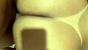 מזיין אישה חתיכה עם חותמות שיזוף מכלבה גונחת חזק!