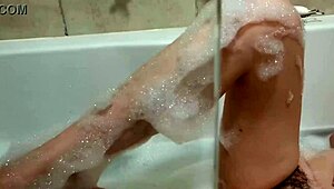 Sexy Bath Session with Smoking Hot Babe in Steamy Homemade Clip