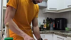 Cucino tortilla, mi spoglio, mi sega e finisco sul cibo