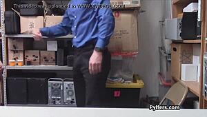 برونيت جميلة مطعّمة تقبض عليها وتُضرب بقوة في مشهد المكتب.