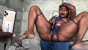 Pleasing a paying fan outdoors with intense squirting