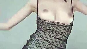 koreana novinha does a solo show, teasing with every slow move