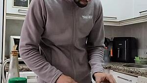 Cocino una tortilla, strip down, jerk off, and finish on the food.