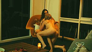 Φιλί στο ηλιοβασίλεμα της παραλίας με Charlie Forde & Olive Gee 😍