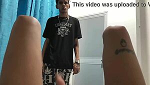 Szőke istennő fehérneműben kap vadul forduló interracális masszázst