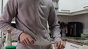 Cucino tortilla, mi spoglio, mi sega e finisco sul cibo