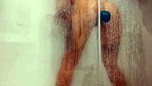 Chica joven cachonda juega con dildo en la ducha caliente