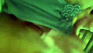 Se min lækre sæd, vil du suge min pik nu?