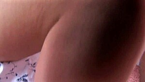 Blondýna Natasha Marley hraje na kulečníkovém stole s velkými kozy