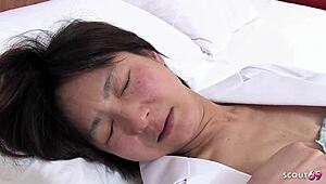 Ugh, saatiin kiinni vanha japanilainen kypsä nainen masturboimasta, sitten hän viettelee pojan creampieen sensuroimattomassa JAV:ssa