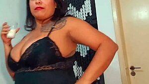 ELA VEIA DAR UMA MAMADA NO PAU GRANDE A SAFADA QUER LEITE DIRETO DA FONTE