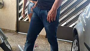 Vizinha Gostosa De Shortinho Jeans Trepando Com O Marido Da Vizinha