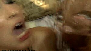 Kuuma shemale lyöty kovaa villissä bukkake ryhmänaimisessa