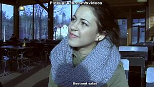 البت الثلجية السكسي دي تأخذ لبن حقيقي على وشها في المشهد 2 😏