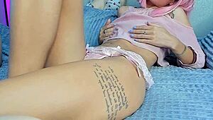 Chica petite traviesa 18+ mete dedos en coño rosado mojado