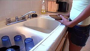 スラッティーなブロネットがヒールで指マンとドギースタイルでアナルファック