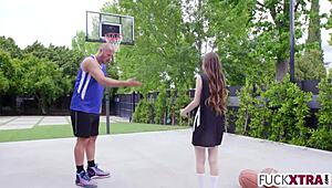 俺はスレンダー金髪美女シア・ウッド、バスケ部でディープスロート夢見て超エロいよ