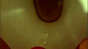 Esclava de Wanted orina en lencería roja