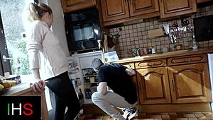 Loira milf safada de quatro na cozinha levando rola dura