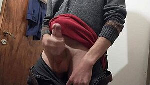 まだムラムラでソロ巨根オナニー欲求。細身素人美女がモンスターちんぽシゴく