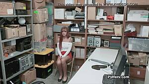 Stražar jebe super seksi tinejdžerku 18+ crvenokosu lopova