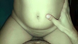 Latina babe in lingerie rijdt op enorme pik naar haar meest explosieve orgasme