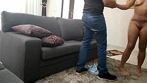Vizinha Gostosa De Shortinho Jeans Trepando Com O Marido Da Vizinha
