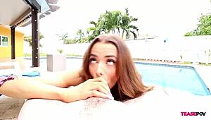 Nikki Nicole zuigt me razendsnel af bij zwembad!