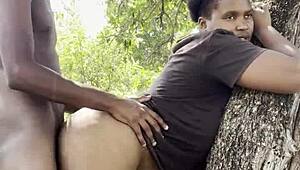 Riesci a reggere la scopata figa bagnata di questa puttana all'aperto? 