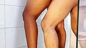 Primera follada en baño con compañero de cuarto en la resi