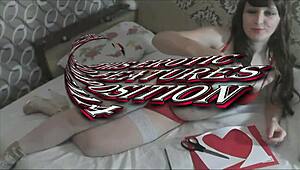 Seksi MILF zavodi u erotskom lingeriju i čarapama