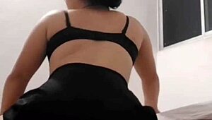 Hermosa Colegiala Teaches Big Ass And Voluptuous Vagina