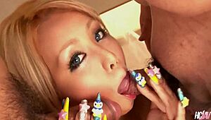 Lutkuttava japanilainen Rica nauttii pillutuksesta ja nussinnasta kahden miehen kanssa