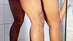 Primera follada en baño con compañero de cuarto en la resi