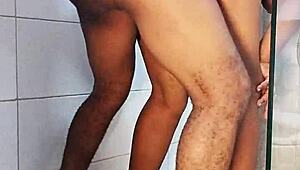 Primera follada en baño con compañero de cuarto en la resi