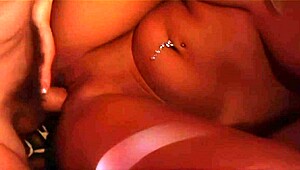 Kurba jebe pošastni kurac v motelu!