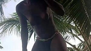 Hej, hočeš videti to noro punco, ki se sleče zunaj pri očimovi vili?