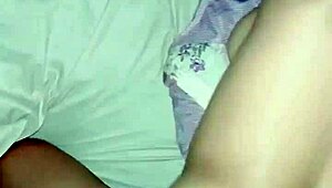 Naboen knuller meg til han kommer inni!