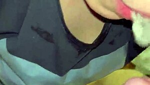 Ślinisty lodzik z bliska i pluciem