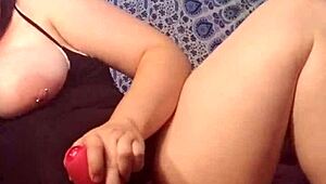 ليزبيان تقذف تدلك كسها بديلو ولعب عشان النشوة