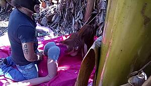 Brunetka amaterka testira vibrator na dupetu u javnom spoljašnjem sceni