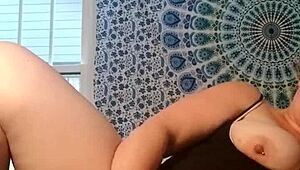 ليزبيان تقذف تدلك كسها بديلو ولعب عشان النشوة