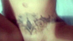 Mulher madura, show your shaved pussy to the novinho!