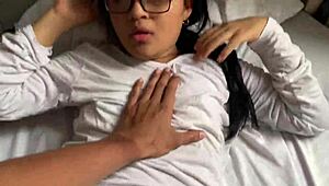 Mi Hermanastra Entra a Mi Cuarto Para Follar Conmigo y Me Pide Que Me Corra en Su Cara