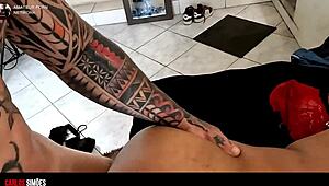 sarado tatuado pauzudo arrebenta a novinha em sua primeira cena de amadores jovens 18+ homemade ass tattoo
