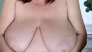 Granny Maria öreg táncol lila színben, csábítja borotvált muffját.