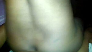 preta sentando com o rabo grande